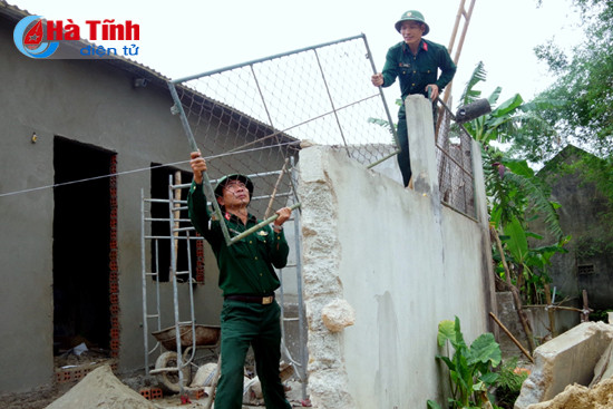 cbcs quan su tp ha tinh giup dan thach hung xay dung ntm