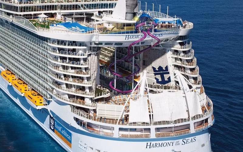 Máng trượt cao nhất trên tàu du lịch: Trượt trên máng nước cao nhất thế giới giữa biển khơi cũng là một lựa chọn thú vị. Con tàu Harmony of the Seas của công ty Royal Caribbean sở hữu máng trượt giúp du khách lướt qua 10 boong tàu. Ảnh: Royal Caribbean. chong mat voi nhung dia diem cao nhat the gioi