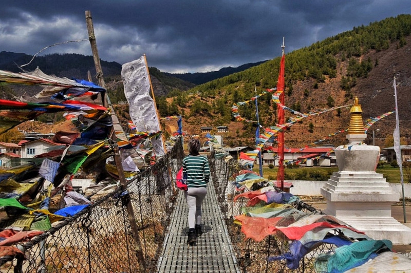 7. Từ “Bhutan” có nghĩa là “Vùng đất Rồng Sấm”: Tên của quốc gia hạnh phúc nhất bắt nguồn từ những cơn bão lớn thường quần thảo đến từ dãy Himalaya. Khách du lịch có thể vô tình trải nghiệm loại thời tiết mưa bão trên đường trekking qua núi. Cảm giác đó chẳng khác gì bị một con rồng nhả ra từng viên cầu tuyết từ trên bầu trời săn đuổi. Ảnh: Willhatton. 10 dieu ly thu o quoc gia hanh phuc nhat the gioi