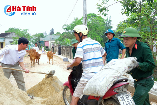 cbcs quan su tp ha tinh giup dan thach hung xay dung ntm