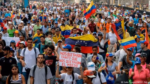 Người dân Venezuela xuống đường biểu tình tại thủ đô Caracas vi sao dat nuoc giau dau mo venezuela lai dung ben bo vuc pha san