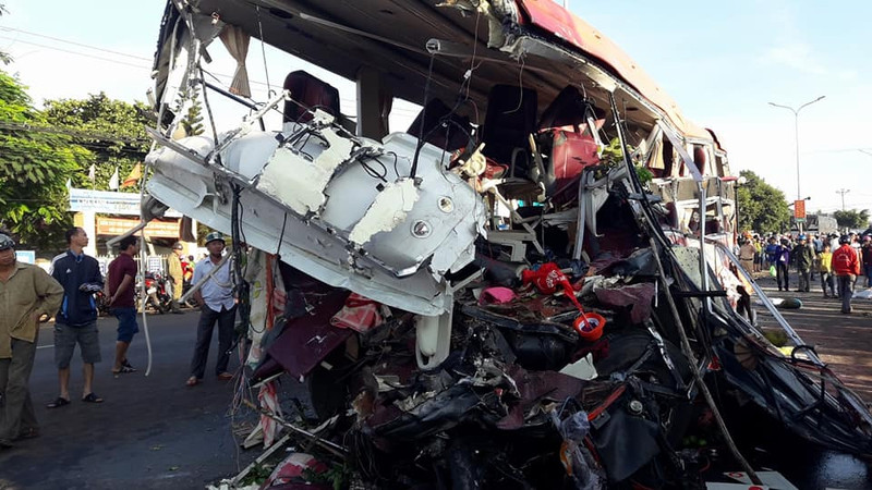 tai nan kinh hoang xe tai dau dau xe khach 10 nguoi tu vong tai cho