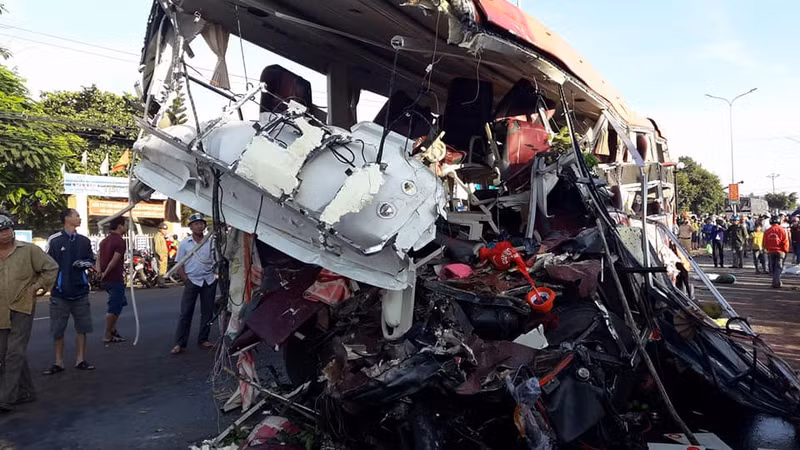 tai nan kinh hoang xe tai dau dau xe khach 10 nguoi tu vong tai cho