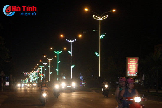 duong pho ha tinh dep lung linh voi anh den led moi