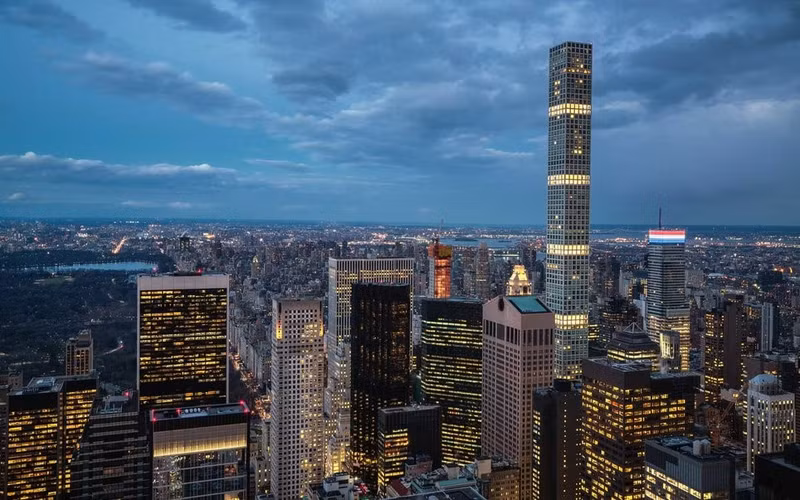 Chung cư cao nhất: Năm 2014, với việc sở hữu tòa nhà số 432 đại lộ Park Avenue, thành phố New York (Mỹ) vượt qua kỷ lục tòa chung cư cao nhất thế giới của Dubai. Khoảng cách giữa nóc chung cư và mặt đất là hơn 426 m. Ảnh: Moment RF/Getty Images. chong mat voi nhung dia diem cao nhat the gioi