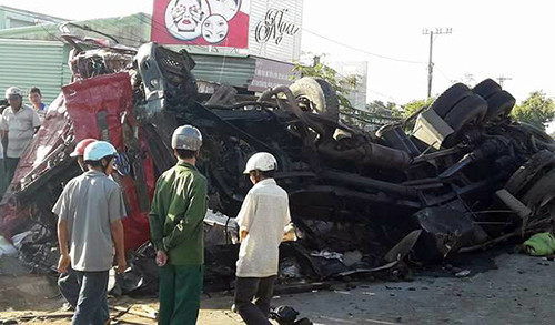 tai nan kinh hoang xe tai dau dau xe khach 10 nguoi tu vong tai cho