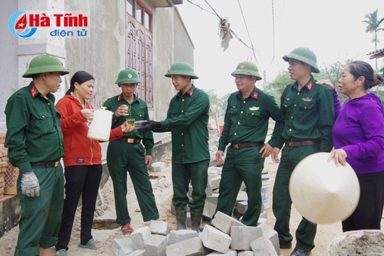 cbcs quan su tp ha tinh giup dan thach hung xay dung ntm