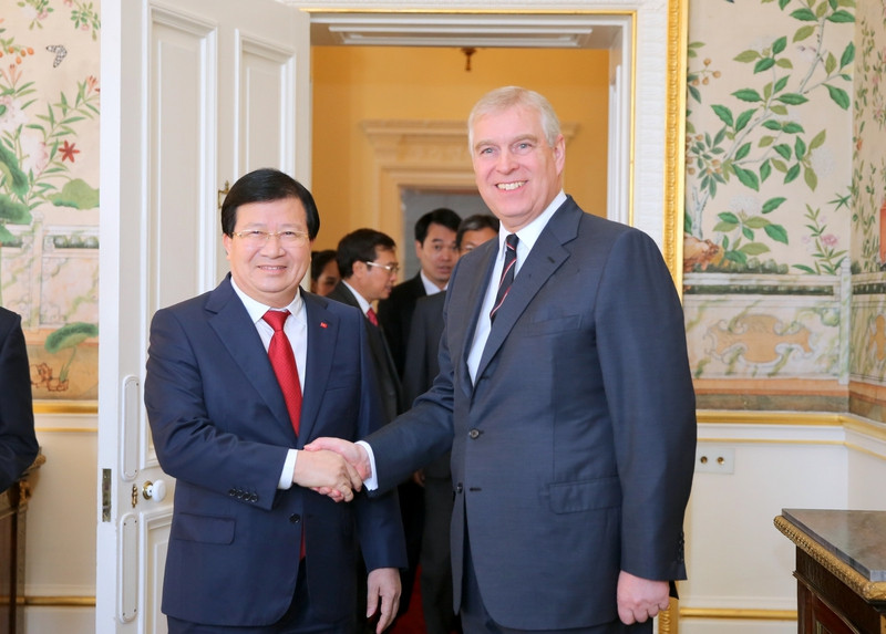 Tại Cung điện Buckingham, Hoàng tử Andrew dành cho Phó Thủ tướng Trịnh Đình Dũng và đoàn sự đón tiếp trọng thị, thân tình. Ảnh: VGP doi ngoai thang 4 khang dinh nhung quan diem chien luoc