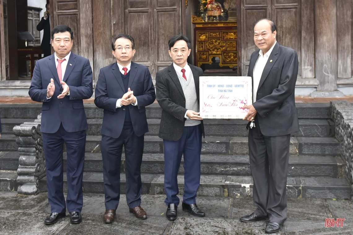 Lãnh đạo tỉnh tri ân các anh hùng liệt sỹ, các vị tiền bối của Đảng