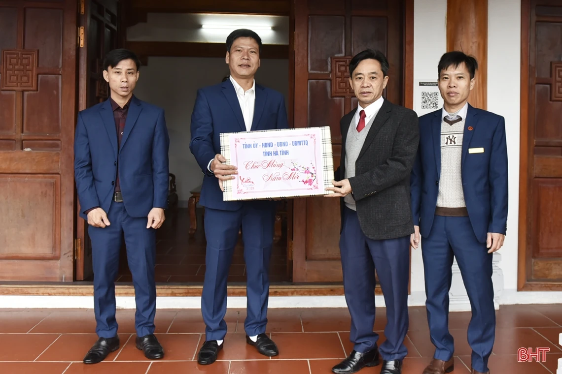 Lãnh đạo tỉnh tri ân các anh hùng liệt sỹ, các vị tiền bối của Đảng