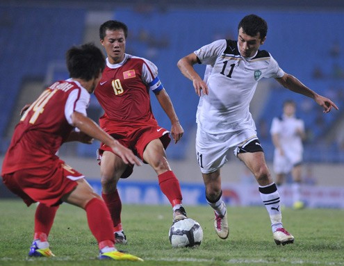 Lương vẫn khéo léo lấy được trái bóng trong chân đối phương từ phía sau. Trong ảnh là tiền vệ của Uzbekistan Valijonov Otabek. Một số người trên sân đã đùa vui rằng Thành Lương đá như Messi của Argentina, Nhiều lần trong khi đối phương đang dẫn bóng...