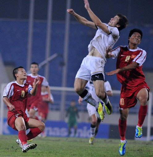 Không chỉ miệt mài tấn công, là linh hồn cho toàn đội, tiền vệ Hà Nội ACB còn rất xông xáo hỗ trợ đồng đội phòng ngự trên khắp mặt sân.