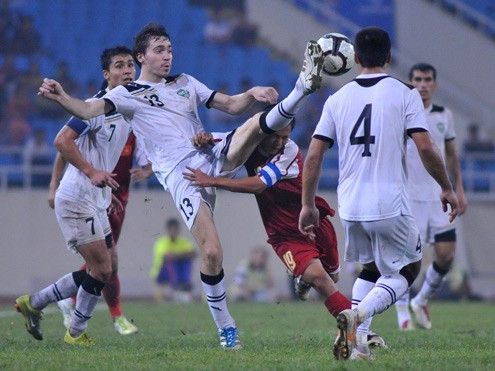 Len lỏi, xông xáo suốt cả trận với nhiều pha vừa kỹ thuật vừa ngẫu hứng, có những khi một mình Lương đấu với 3 cầu thủ đội bóng đến từ Trung Á.