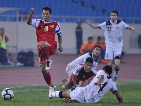 Hoặc trong khi đối phương và đồng đội ngã lăn ra, Lương vẫn khéo léo bật qua được và đuổi theo bóng.