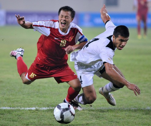 Một pha Lương đi bóng thẳng vào khu cấm địa ở trung lộ liền bị hậu vệ Mustaev Salim ngăn cản khiến cả 2 cùng ngã.