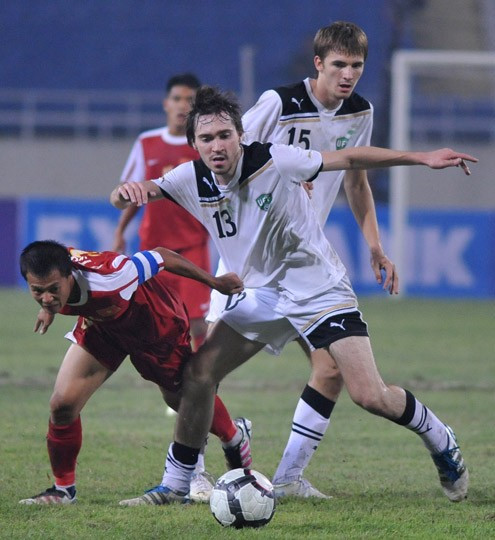 Có những lúc chủ nhân danh hiệu Quả bóng vàng 2009 vẫn phải dùng đến tiểu xảo kéo áo đối thủ bởi kông còn cách nào khác khi ở trong tư thế bị kèm chặt.