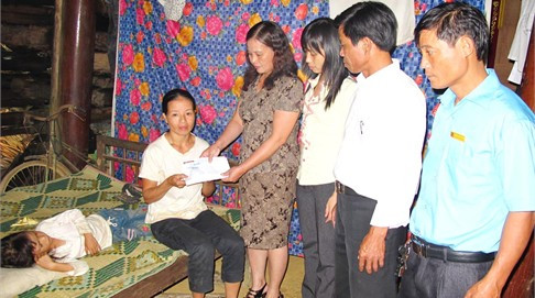 Chị em Ngô Thị Biển ở xã Thạch Vĩnh (Thạch Hà), nhờ sự giúp đỡ của cộng đồng đã vượt qua được giai đoạn khó khăn nhất Chị em Ngô Thị Biển ở xã Thạch Vĩnh (Thạch Hà), nhờ sự giúp đỡ của cộng đồng đã vượt qua được giai đoạn khó khăn nhất