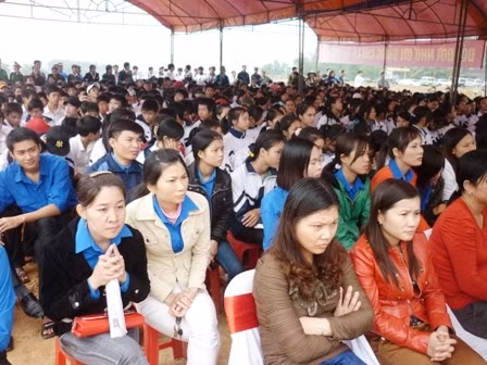 Đông đảo nhân dân, ĐVTN đến tham dự Lễ khởi công Khu tưởng niệm Lý Tự Trọng.