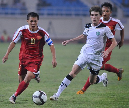 Trong trận đấu gặp Uzbekistan trên sân Mỹ Đình tối 22/10, tiền vệ có vóc dáng nhỏ con Thành Lương (áo số 19) gây ấn tượng cho khán giả với nhiều pha xuất sắc khi tranh cướp và đi bóng đậm chất kỹ thuật.