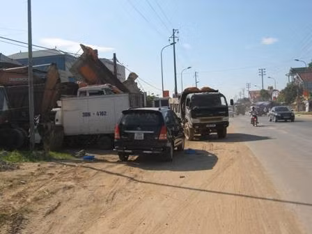 Ngoài hai điểm “đen” trên, đoạn đường này còn thường xuyên diễn ra tình trạng người dân lấn chiếm hết lòng lề đường, tập kết vật liệu bừa bãi để xây dựng nhà cửa. Nhiều garage ô tô đóng tại tuyến đường này đã cơi nới vỉa hè để dùng cho việc đỗ xe…
