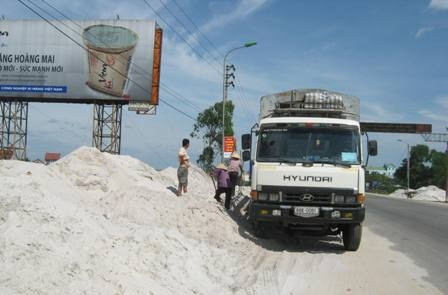 . Những núi cát này ngang nhiên nằm ở các mép cầu Cày khiến phương tiện qua lại ở những điểm giao thông này rất khó khăn. Cả ngày lẫn đêm, hàng chục lượt xe trọng tải lớn nằm ngang nhiên giữa lòng đường quốc lộ 1A để tập kết và bốc cát.