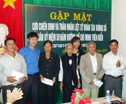 Các Chi đoàn tặng sổ tiết kiệm cho thân nhân liệt sỹ Đoàn tàu không số