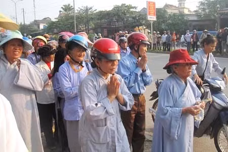 Nhiều tăng ni, phật tử trên địa bàn TPHT cùng tham gia tiễn chân Đại đức Thích Tâm Mẫn
