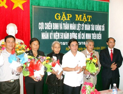 Lãnh đạo tỉnh trao quà cho các CCB,... và thân nhân các liệt sỹ Đoàn tàu không số