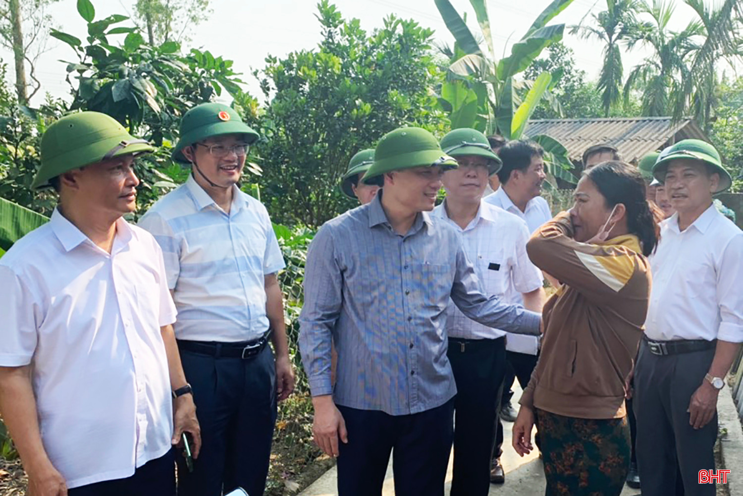 Bí thư Tỉnh ủy Hoàng Trung Dũng và đoàn công tác đến thăm và trò chuyện với các gia đình trong diện GPMB dự án đường dây 500kV mạch 3 ở xã Cẩm Mỹ, huyện Cẩm Xuyên. 249992880ba8a5f6fcb9.jpg