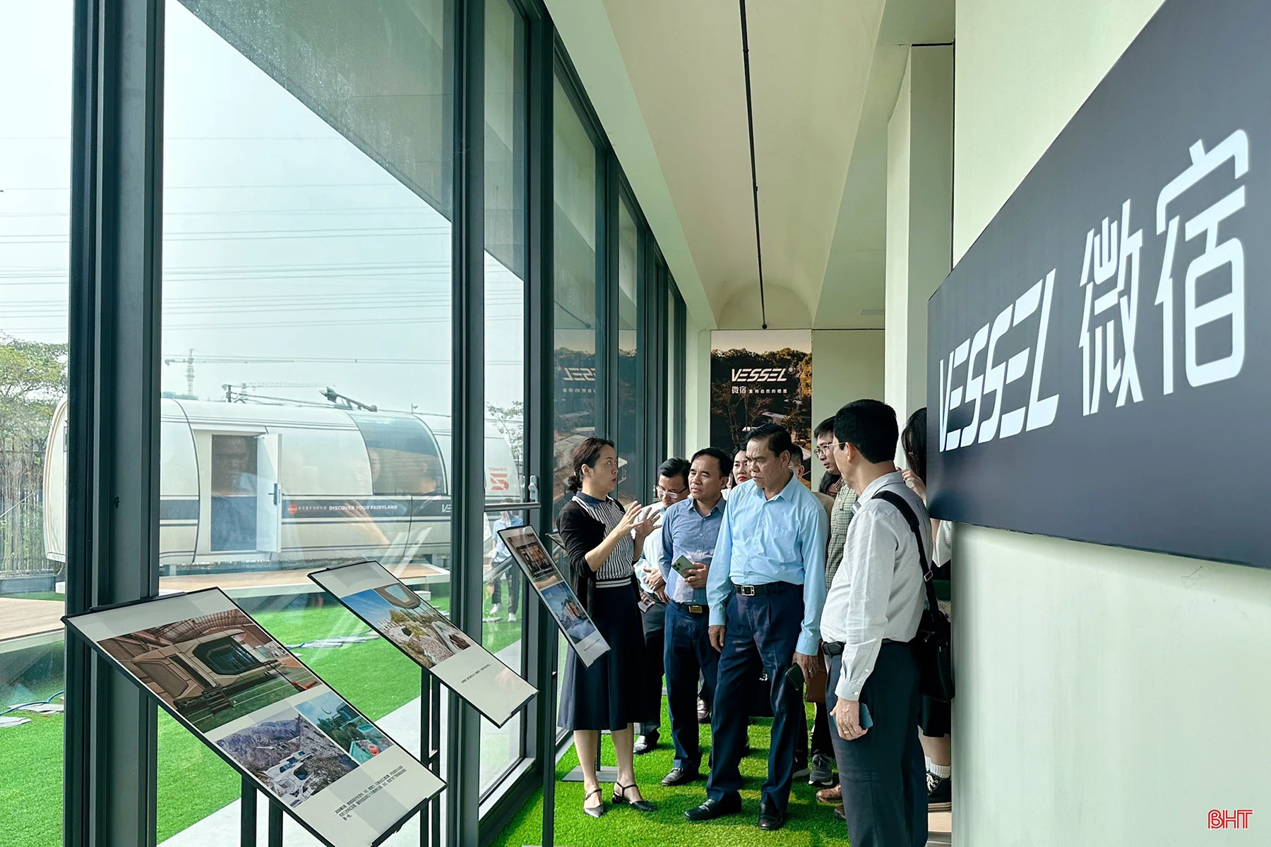 Đoàn thăm nhà máy sản xuất nhà lắp ráp module di động.