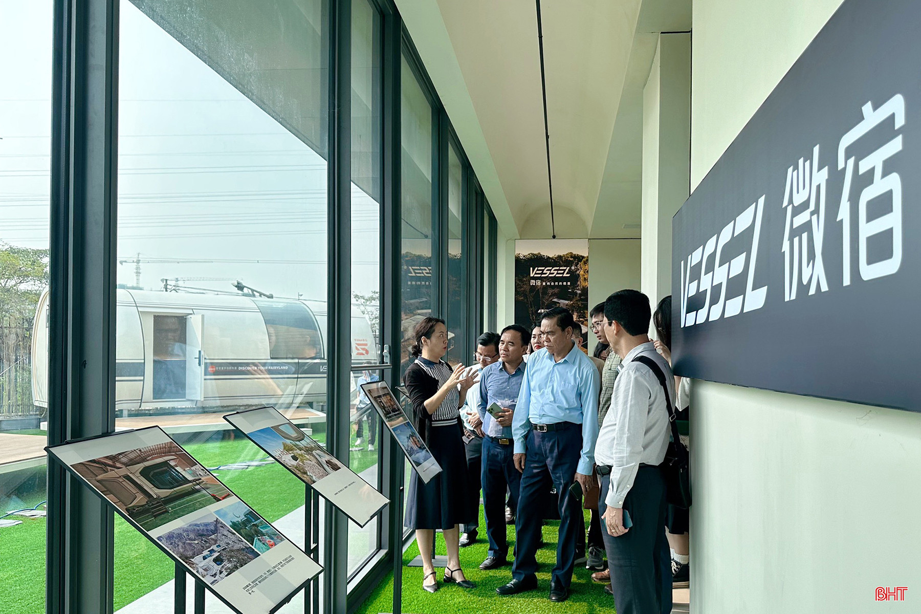 Đoàn thăm nhà máy sản xuất nhà lắp ráp module di động.