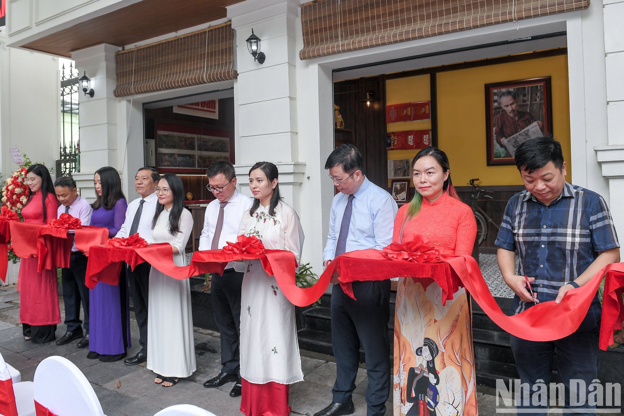 Các đại biểu cắt băng khai mạc ra mắt không gian trưng bày, trải nghiệm và giới thiệu sản phẩm của Báo Nhân Dân.