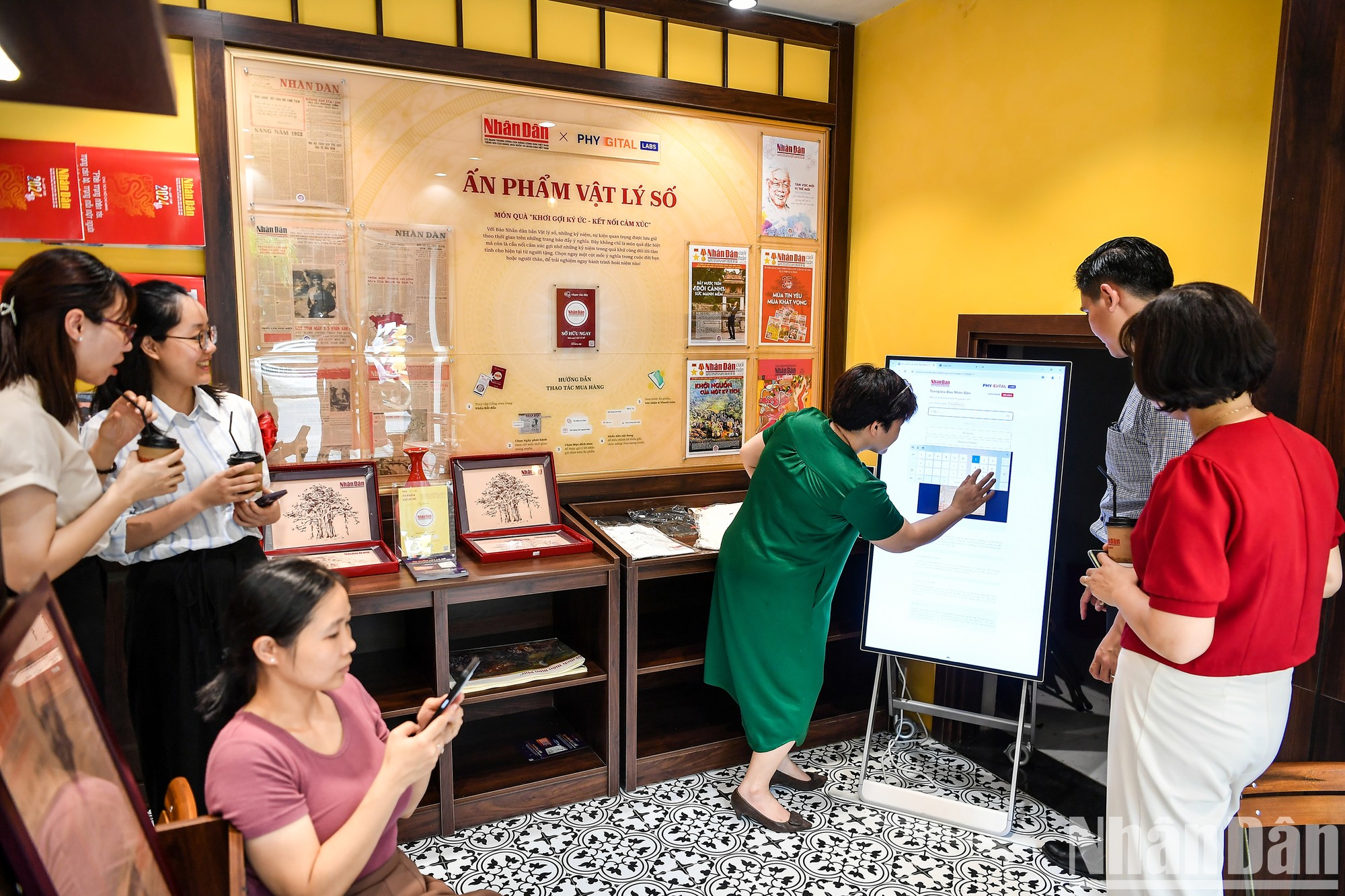 Người dân Thủ đô thích thú trải nghiệm không gian trưng bày Báo Nhân Dân.