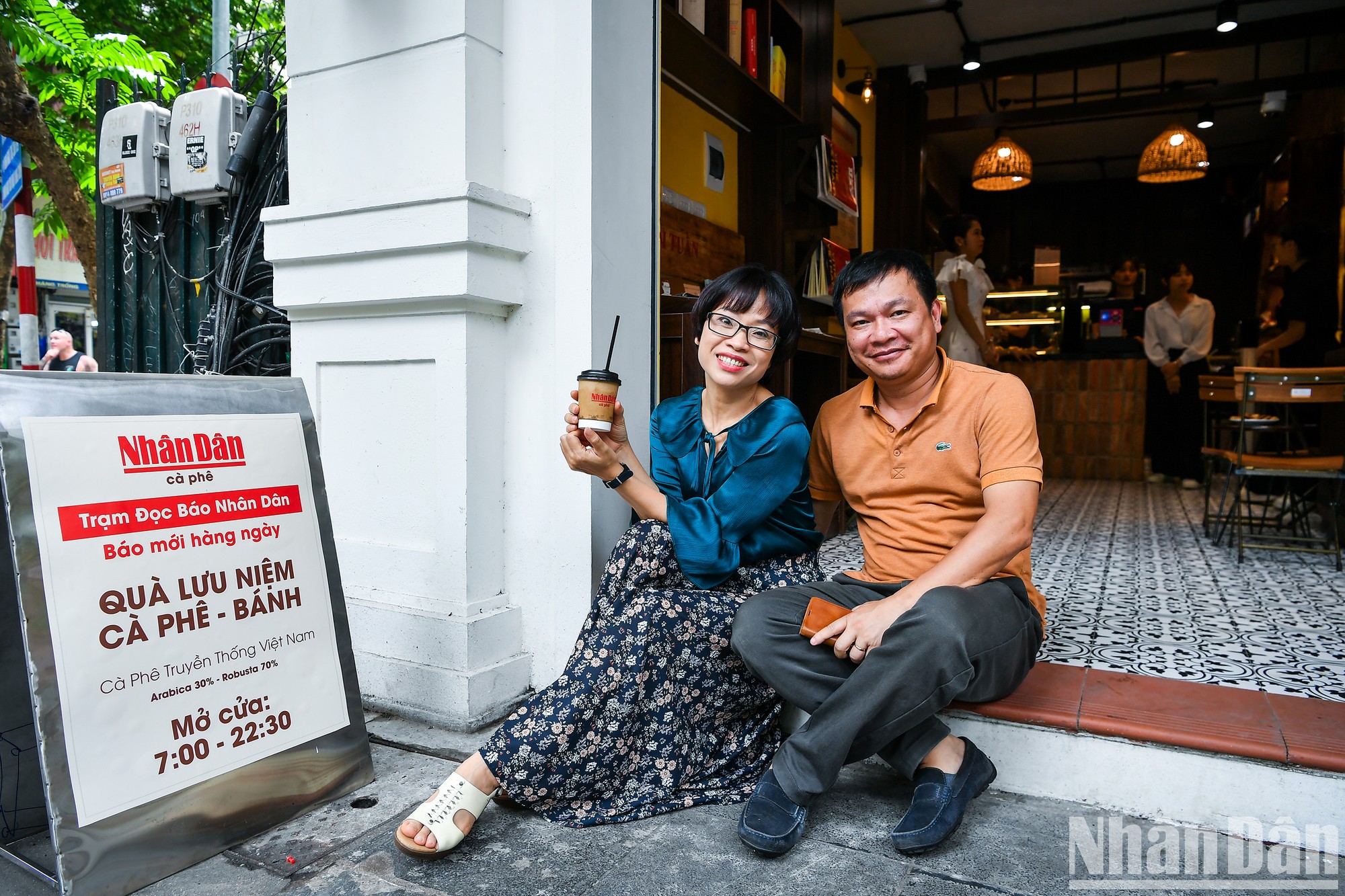 Không gian trạm đọc Báo Nhân Dân và uống cà-phê mở cửa từ 7 giờ sáng đến 10 giờ 30 tối hằng ngày chắc chắn sẽ là điểm đến yêu thích mới cho người dân Thủ đô.