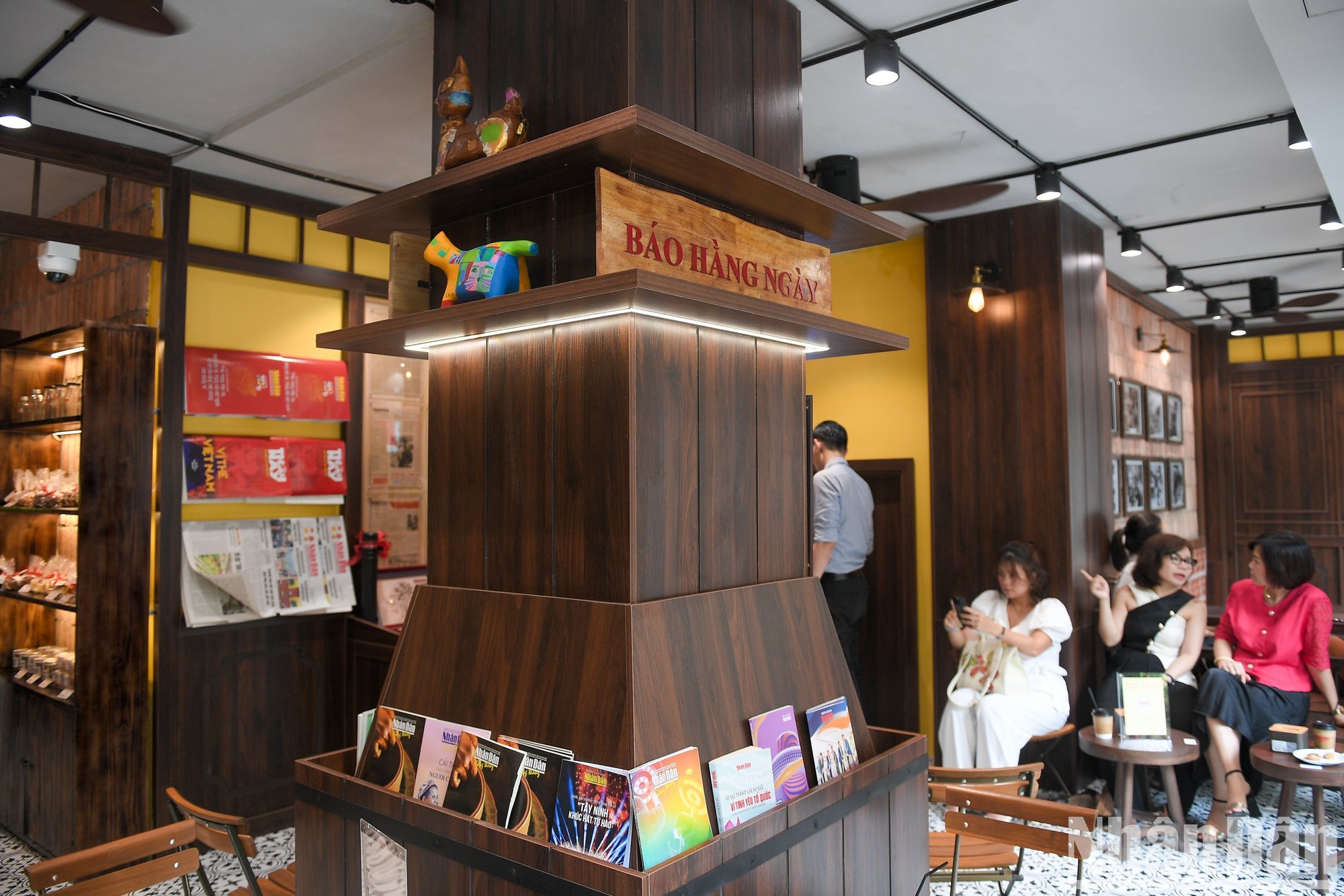 Không gian trưng bày, trải nghiệm, và giới thiệu sản phẩm của Báo Nhân Dân tại kiot số 71 phố Hàng Trống, Hà Nội.