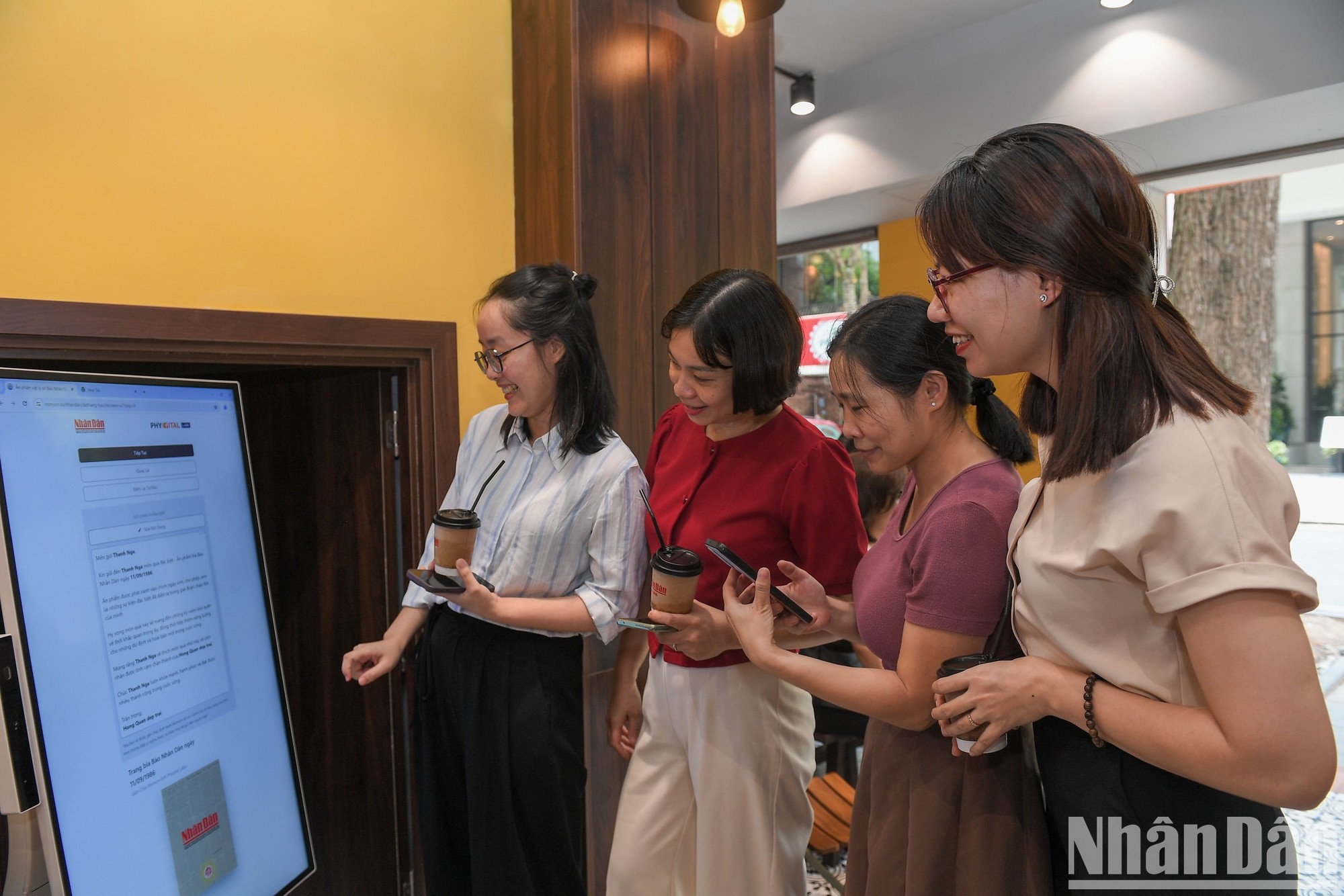 Các bạn trẻ thích thú và ấn tượng với các ấn phẩm số khá mới lạ và đặc biệt của Báo Nhân Dân.