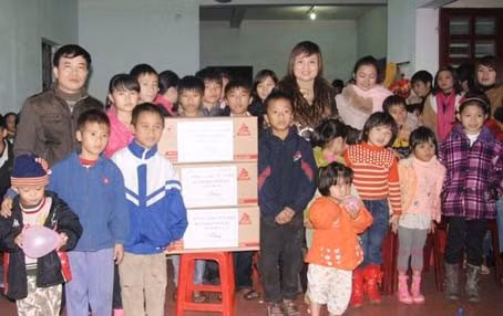 Trẻ em ở Làng trẻ em mồ côi SOS Hà Tĩnh phấn khởi khi vui năm mới với quà đầy tay