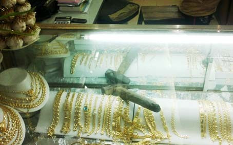 Đối tượng bỏ lại dụng cụ gây án