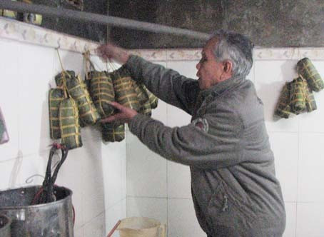 Ông Nguyễn Trí Bích ở khối phổ 10 phường Bắc Hà thuộc thế hệ thứ 3 của đại gia đình làm nghề giò truyền thống