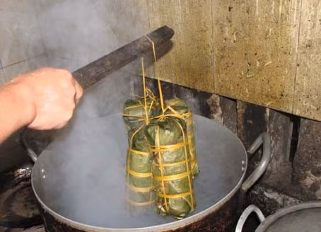 Công đoạn luộc giò Công đoạn luộc giò