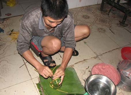 Anh Phan Văn Hùng thuộc thế hệ thứ 4 đang pha thịt để làm giò