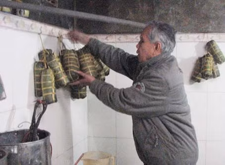 Ông Nguyễn Trí Bích ở khối phổ 10 phường Bắc Hà thuộc thế hệ thứ 3 của đại gia đình làm nghề giò truyền thống Ông Nguyễn Trí Bích ở khối phổ 10 phường Bắc Hà thuộc thế hệ thứ 3 của đại gia đình làm nghề giò truyền thống