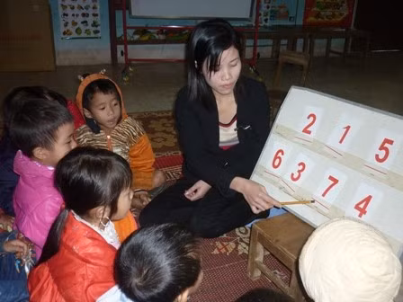 Cô giáo Lê Thị Thúy An trường mầm non Kỳ Thượng dạy nhận biết con số cho trẻ em.