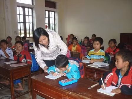 Tình yêu nghề và tình yêu đôi lứa đã gắn kết cô giáo Nguyễn Thị Kim Cúc ở lại với vùng thượng Kỳ Anh vốn được coi là nghèo khó nhất huyện.