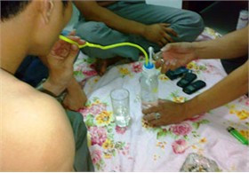 Đập "đá". Ảnh: internet