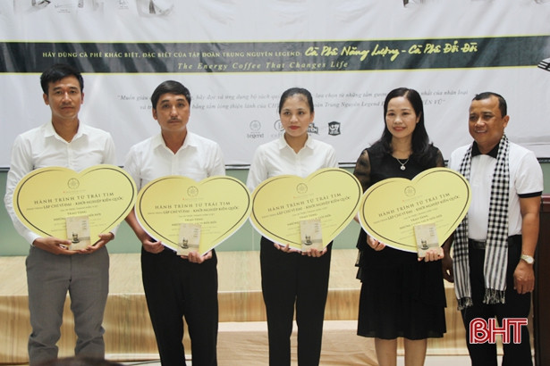 Tập đoàn cà phê Trung Nguyên tặng 5.000 sách quý cho bạn đọc Hà Tĩnh