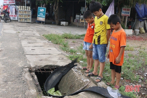 Mương thoát nước “bẫy” người đi đường