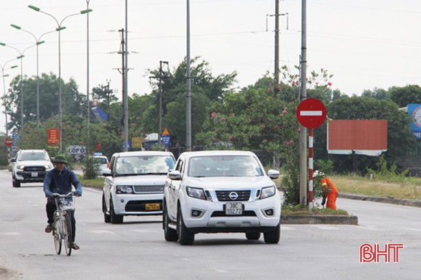 Hốt hoảng khi người bị bệnh tâm thần chặn xe, xin tiền giữa phố