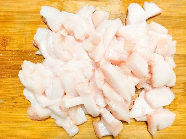 Cách làm tóp mỡ rim me giòn tan đậm vị