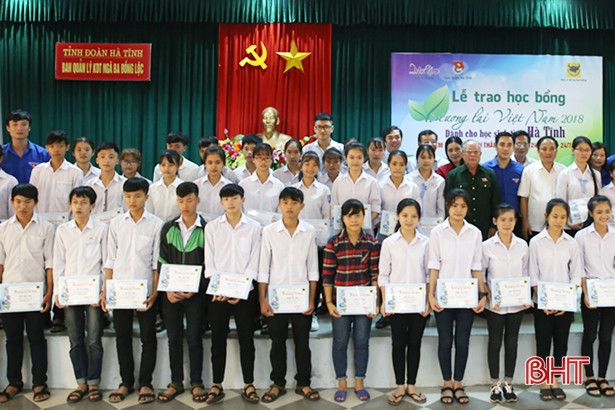 Trao 50 suất học bổng cho học sinh nghèo vượt khó Hà Tĩnh